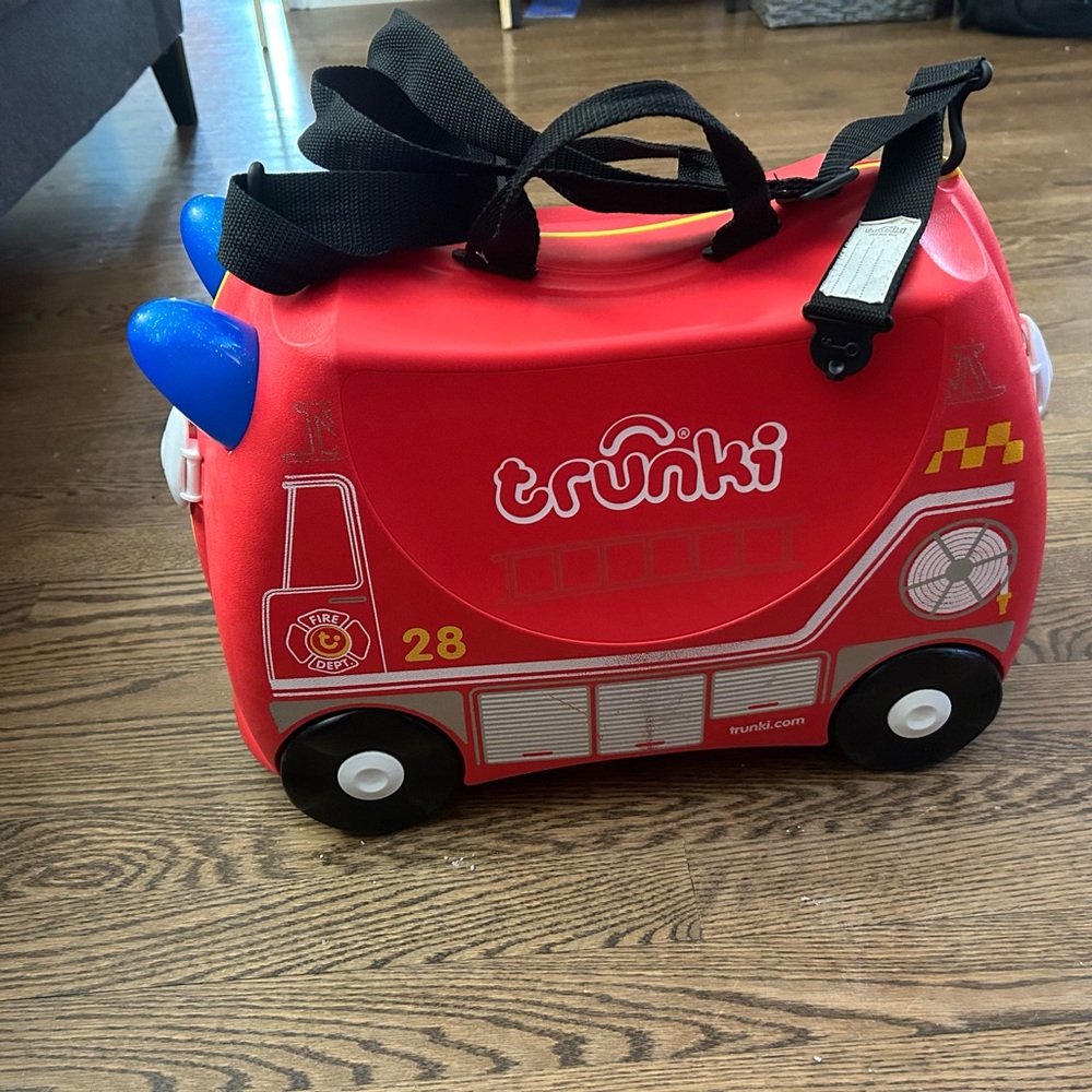 Very good condition, cosmetic scratches, straps fully intact, no cracks or rips